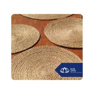 Tapis rond en jacinthe d'eau tissé à la main par des artisans pour un style écologique de la maison de Blue Lotus Vietnam - Product Image 1