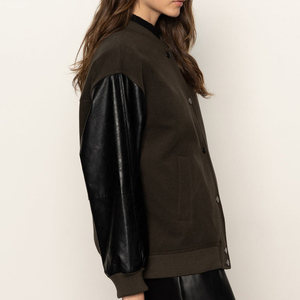 Chaqueta Universitaria Unisex Color Marrón Carbón, Mangas de Cuero Negro, Cierre de Botones a Presión, Corte Holgado, Estilo Casual Urbano, Chaqueta Bomber Nueva - Product Image 4