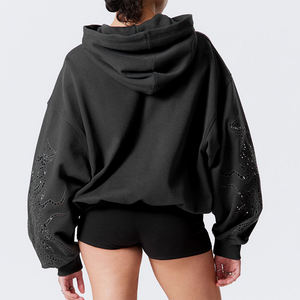 เสื้อฮู้ดดี้โอเวอร์ไซส์แฟชั่นสำหรับผู้หญิง คุณภาพพรีเมียม ขายส่ง สำหรับฤดูใบไม้ร่วงและฤดูหนาว แต่งลายปักแบบมีเท็กซ์เจอร์ พร้อมดีไซน์รูขาดแบบวินเทจ - Product Image 3