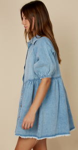 Vestido de mezclilla con cuello y mangas abullonadas Diseñado con botones funcionales hasta el final y ajuste relajado - Product Image 3