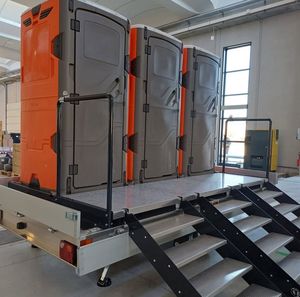 Cabine de toilettes extérieure avec panneaux ventilés pour installations sanitaires temporaires - Product Image 5