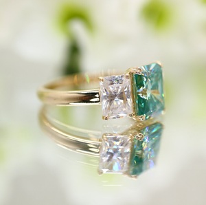 Anillo de boda de tres piedras de corte radiante 2,5 CTW verde Moissanite original oro amarillo rodio plateado para ocasiones de fiesta nupcial - Product Image 3