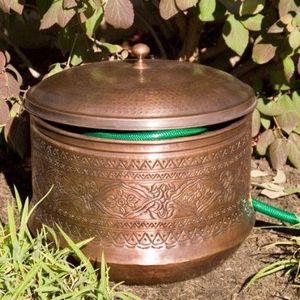 Pots à tuyaux en métal fonctionnels et durables avec finition artisanale pour un rangement organisé des tuyaux de jardin en extérieur - Product Image 1