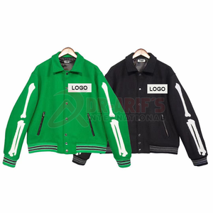 Veste bomber varsity d'hiver imperméable noire légère avec manches en cuir de mouton et logo brodé en chenille personnalisé OEM pour hommes - Product Image 1