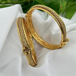 Ropa tradicional de moda chapado en oro mate hermoso aspecto dos juegos de brazaletes elegantes brazaletes que se pueden abrir para mujeres para ropa de boda - Product Image 1