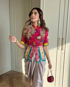 DISEÑADOR GEORGETTE PESADO BORDADO TOP DHOTI CON DUPATTA ROSA CON BLANCO - Product Image 4