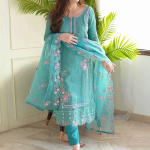 Conjunto de Kurta de Georgette Transpirable de Seda Chinon Pesada Bordada en Verde Azulado Premium Unity Luxure con Dupatta de Organza - Traje Étnico Casual - Product Image 1