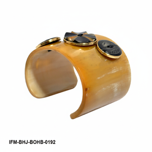 Bracelet manchette en corne de buffle naturelle avec incrustations de boutons en corne sculptée, large, fait main, style statement - Product Image 1