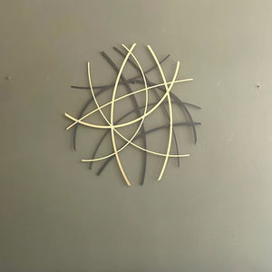 Sculpture murale géométrique abstraite contemporaine en aluminium, couleurs personnalisées, artisanat par WB INC Inde - Product Image 2