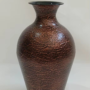 Florero de lujo marrón Vascular hecho a mano Florero de hierro de decoración moderna de calidad superior para el hogar, hotel y regalo cooperativo - Product Image 1