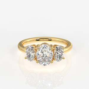 Bague à trois pierres en moissanite taille ovale, or 9 carats, élégante et stylée - Product Image 1