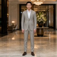 Costume homme gris taupe clair à chevrons, simple boutonnage, revers cranté, poches à rabat, costumes d'affaires pour homme sur mesure MTM