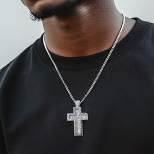 Nouveau design élégant pendentif croix en mosaïque glacée en argent 925 et plaqué or 18 carats pendentifs et breloques en moissanite - Product Image 1