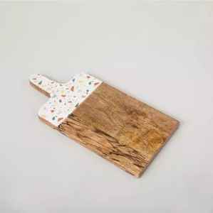 Tabla de Cortar de Madera y Resina Hecha a Mano con Mango, Tabla para Servir Queso, Duradera, Apta para Lavavajillas - Product Image 1