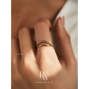 Anello a Doppia Fascia Placcato Oro 18K con Onde e Brillanti Zirconi CZ, Regalo per Lei o per la Mamma - Product Image 4