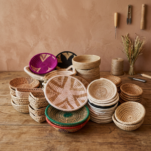 Panier en bambou fait main, rose et blanc, tissage en spirale, décoration naturelle pour la maison - Product Image 3