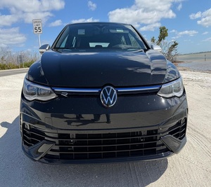 Volkswagen Golf R 2024 con Techo Solar, Faros Delanteros, Cámara Trasera de 360° y Asientos Eléctricos - Product Image 1
