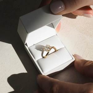 Bague de fiançailles et de mariage solitaire en or jaune avec diamant ovale de laboratoire East West de 1,50 ct, plaqué rhodium - Product Image 2