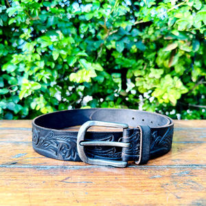 Cinturón de Cuero Vacuno Genuino Hecho a Mano, Longitud Personalizada, Estilo Clásico de Negocios, Color Negro con Grabado Floral de Vid, con Hebilla - Product Image 2