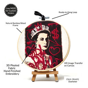 Decoración de Aro Bordado a Mano con Diseño Pop Art |   Retrato de Reina del Rock y Ícono en Técnica Mixta para Boutique, Comercio Minorista y Diseño de Interiores, 15 cm - Product Image 3