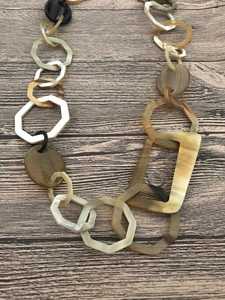 Collar de Cadena de Cuerno Moderno Hecho a Mano Ecológico con Gargantilla de Cadena de Lágrima en Marrón Natural Negro - Product Image 6