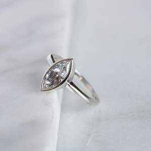 Bague de fiançailles solitaire pour femme avec lunette en diamant taille marquise - Product Image 4