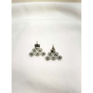 Pendientes Triangulares de Plata 925 con Diseño Floral Jali de Tridha, Estilo Vintage, Aros de Oro de 18K, Pendientes Modernos con Patrón Floral en Oro Rosa - Product Image 2