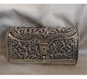 Pochette de soirée élégante en métal pour femmes, idéale pour les événements formels, les célébrations, les sorties nocturnes et la mode, en provenance d'Inde - Product Image 2