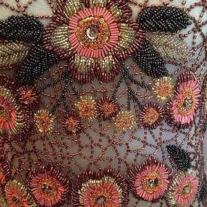 Tela de encaje con cuentas bordadas a mano para Lehenga y ropa de novia Borde de encaje adornado con perlas tradicionales para diseños de vestidos - Product Image 1