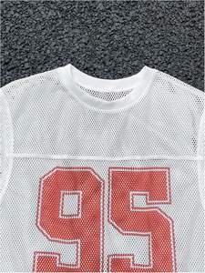 Camisetas sin mangas con estampado de letras y números para hombre, camisetas atléticas sin mangas para entrenamiento de malla Y2k, 100% poliéster - Product Image 3