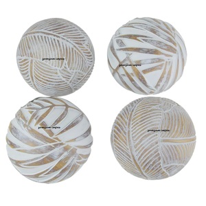 Bolas decorativas con aspecto de madera con diseño de hojas tropicales encaladas, esferas de estilo rústico tallado para rellenos de cuencos, centros de mesa - Product Image 1
