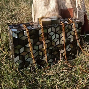 Bolso de Mano de Madera Premium con Incrustaciones de Nácar, Diseño Moderno de Inspiración Árabe, Regalo de Lujo para Eid y Ramadán, Hecho a Mano - Product Image 1