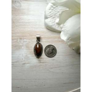 Pendentif vintage Zachariah David Evans en argent sterling avec turquoise, serti clos, orné d'un motif cloche en jade et d'un chiffre porte-bonheur - Product Image 2