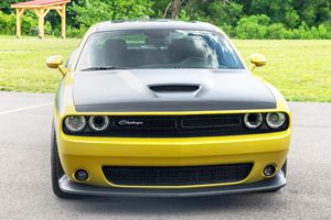 Dodge Challenger RT Scat Pack 2021 d'occasion en excellent état, 5 000 miles, avec les packs TA et Plus, couleur Gold Rush - Product Image 1