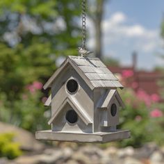 Casas de pájaros de metal galvanizado duraderas y resistentes a la intemperie con un encantador diseño rústico de granja para jardines al aire libre - Product Image 2