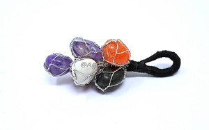 Adorno colgante de lapislázuli dorado con mascota tallada estilo Feng Shui con cable de cristal para decoración de puertas y hogares - Product Image 3
