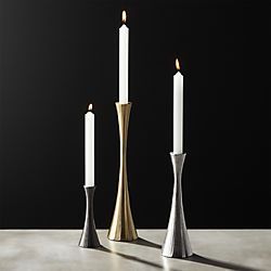 Bougeoir en métal en fonte à l'architecture gothique et au style médiéval idéal pour les châteaux ou la décoration de restaurant à thème - Product Image 5