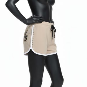 Shorts de sport pour femmes en coton et polyester French Terry 260 GSM, couleur beige, avec empiècements latéraux à clous et logo imprimé. - Product Image 3