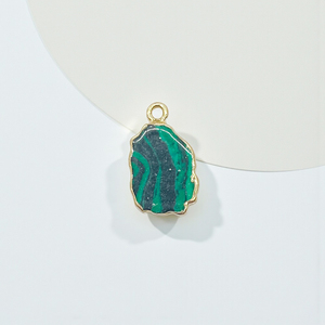Colgante de Piedra Preciosa de Malaquita en Bruto con Baño de Oro - Plata de Ley 925, Joyería Hecha a Mano, Sin Níquel, Diseño Moderno - Product Image 1