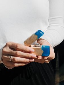 Vente en gros de boîte à bagues en bois double fente en résine faite à la main double pour les présentoirs de bijoux de fiançailles et de mariage - Product Image 4