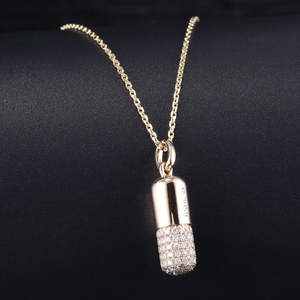 Collier médical en moissanite avec pendentif en forme de pilule solide, souvenir médical, bijoux fabriqués en laboratoire, argent 925 plaqué rhodium - Product Image 3