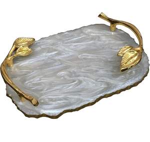 Bandeja de servicio de mármol y resina hecha a mano de la mejor calidad con mango de metal ecológico para la decoración del hogar y la boda - Product Image 3