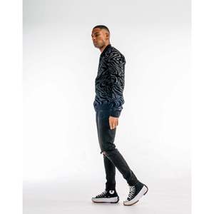 Giacca Bomber Invernale da Uomo Grigia Taglia S in Pelle di Capra Jacquard con Chiusura a Cerniera e Motivo Astratto - Product Image 4