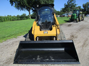 Chargeuse sur pneus diesel de 3 tonnes, modèle 262D3 289D, avec godet frontal et couple de levage élevé, pour travaux de construction et utilisation agricole. - Product Image 1