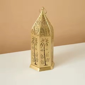 Juego de Dos Faroles de Metal con Acabado Dorado, Decoración Musulmana para Celebraciones de Eid Mubarak, Decoración Festiva para Mesa de Ramadán - Product Image 4