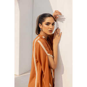 เสื้อท่อนบนผ้าจอร์เจียต์สีน้ำตาลสำหรับผู้หญิง ทรงยาวบาง ตกแต่งด้วยงานปักประดับ - Product Image 4