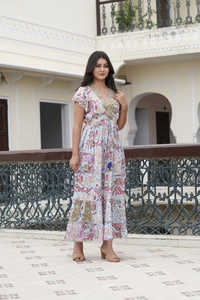 Robe à étages en polyester imprimé numérique bleu pour femmes avec col en V et manches à volants, conçue dans un tissu léger et fluide - Product Image 3