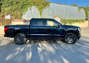 F-150 Lightning Standard Range 98 kWh XIV d'occasion 2022, faible kilométrage, automatique, toit ouvrant panoramique, feux LED, feux diurnes LED, 6 places - Product Image 3