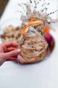 Posavasos de regalo de boda de lujo en resina y madera con detalles de piedra perfecto para celebraciones premium y ocasiones memorables - Product Image 5