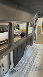 ชุดอุปกรณ์ตกแต่งภายในรถยนต์เชิงพาณิชย์ MB Sprinter Model3 รุ่นขายดี ผลิตจากพลาสติก ABS ทนทาน พร้อมม่านบังตาแบบซ่อน สำหรับรถบ้าน รถตู้ และรถมอเตอร์โฮม - Product Image 4